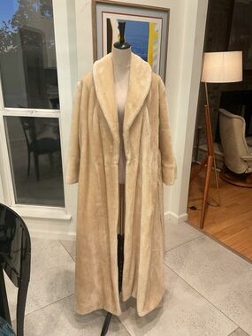 Vintage Rhapsody Long Cream Faux-Fur Robe